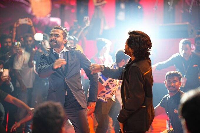 பிறகு சிறிது நேரம் நடனமும் ஆடினார்.அதன் பிறகு, “இந்த படத்துல எனக்கு ஜோடி இல்லை. வாழ்க்கையிலேயும் ஜோடி இல்லை. அது எனக்கு பிரச்சினையுமில்லை” என்று பேசினார். மேலும், தனது ரசிகர்கள் பெருமைப்படும் படி இனி நடந்துகொள்வதாகவும் இப்போது அவர் வேற மாதிரி வந்திருப்பதாகவும் தெரிவித்தார்