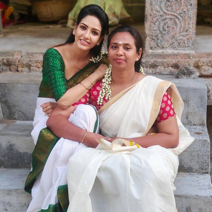 ஆகாயத்தப் பொத்தி வெக்க முடியாது உன் கண்ணில் உன் காதல் அட துள்ளுதே பாரு