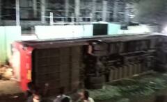 Pune Accident News : भरधाव वेगाने बस आली अन् थेट 15 ते 20 फुट खाली कोसळली, पुण्याच्या चांदणी चौकातील घटना