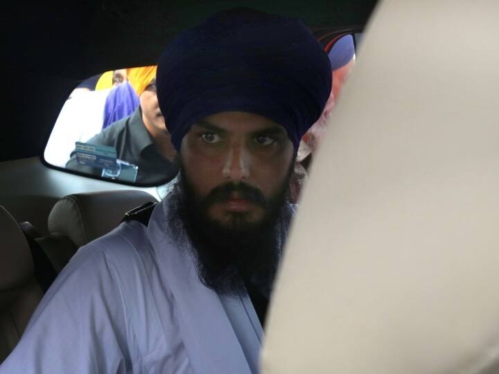 Khalistani Leader Amritpal Singh Arrest Operation By Punjab Police Amritpal Singh Arrest Operation: खालिस्तानी समर्थक अमृतपाल सिंह के खिलाफ पंजाब पुलिस का ऑपरेशन जारी, पुलिस ने किया फ्लैग मार्च