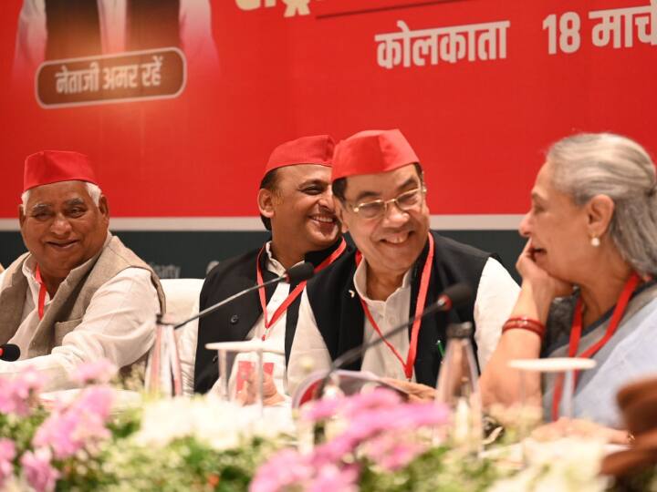 अखिलेश यादव के साथ चाचा शिवपाल यादव, राम गोपाल यादव और राज्यसभा सांसद जया बच्चन भी दिखाई दीं. लेकिन कई दिग्गज नेता अधिवेशन में नहीं दिखे.