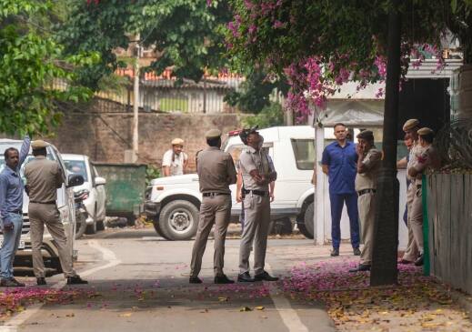 अधिकारियों ने बताया कि पुलिस ने कांग्रेस नेता से इन पीड़ितों का विवरण देने को कहा था, ताकि उन्हें सुरक्षा मुहैया कराई जा सके.