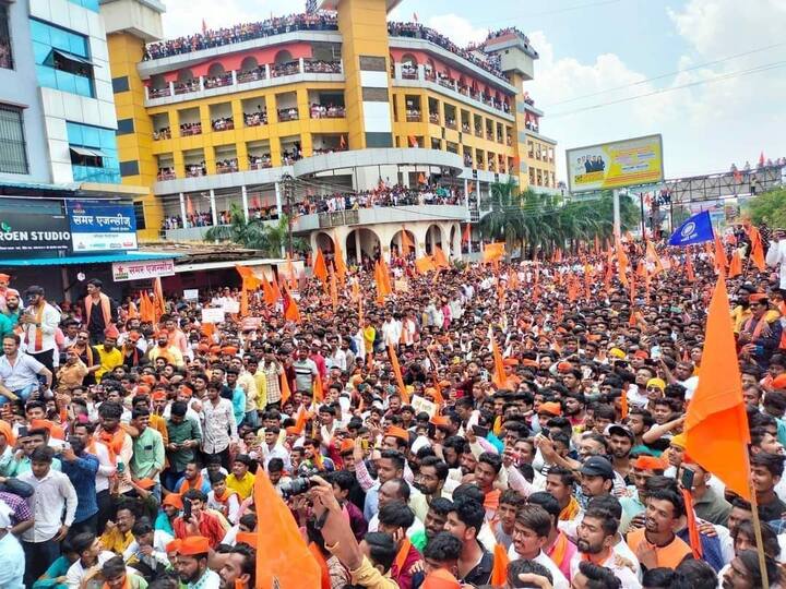 मोर्चास्थळी बसण्यासाठी जागा नसल्याने औरंगपुरा परिसरात असलेल्या एका पाच मजली बिल्डींगवर बसून तरुणांनी सभा ऐकली.