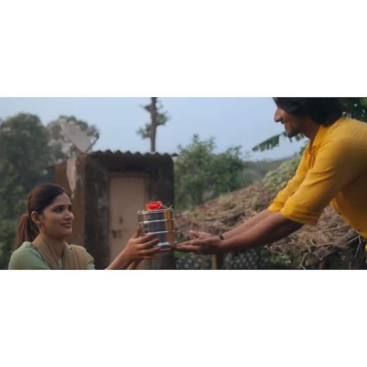 सायलीनं नुकतेच ‘घर, बंदूक, बिरयानी’ चित्रपटातील काही खास सिन्सचे फोटो सोशल मीडियावर शेअर केले आहेत.