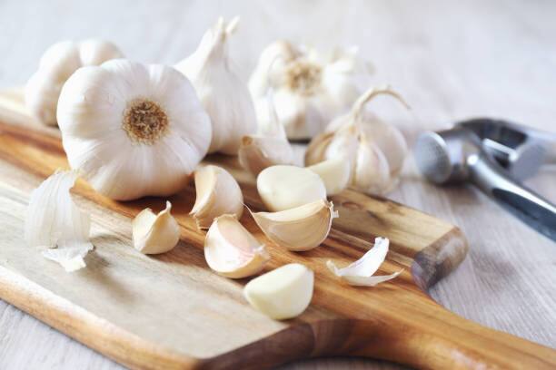 Garlic for Hair Care : केस गळणे, केस तुटणे अशा सर्व समस्यांवर लसूण आहे फायदेशीर, फरक पाहून व्हाल हैराण