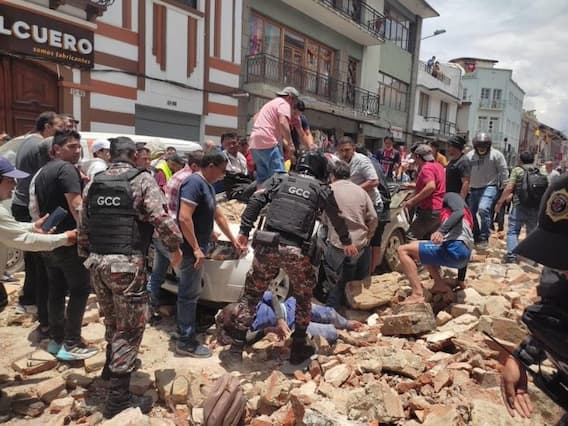 Ecuador Earthquake: दक्षिणी इक्वाडोर में भूकंप के डर से सड़क पर भागे लोग, चारों ओर शोर-शराबा, देखें बर्बादी की खौफनाक तस्वीरें