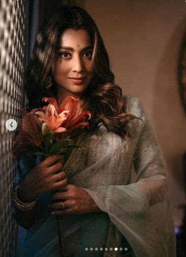 Shriya Saran adds a touch of simplicity to the ethnic look Shriya Saran wreaks havoc with her lovely smile.