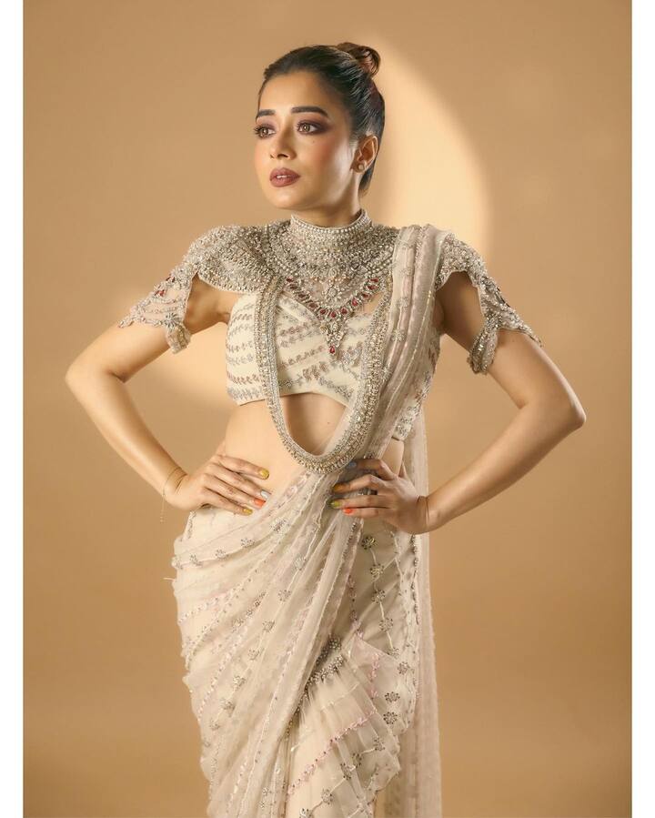 टीना दत्ता अपनी एक्टिंग की वजह से फैंस के दिलों पर राज करती हैं. साथ ही वह अपने फैशन सेंस से भी लोगों को अपनी तरफ आकर्षित करती हैं. हर एक लुक उनका देखने लायक होता हैं.
