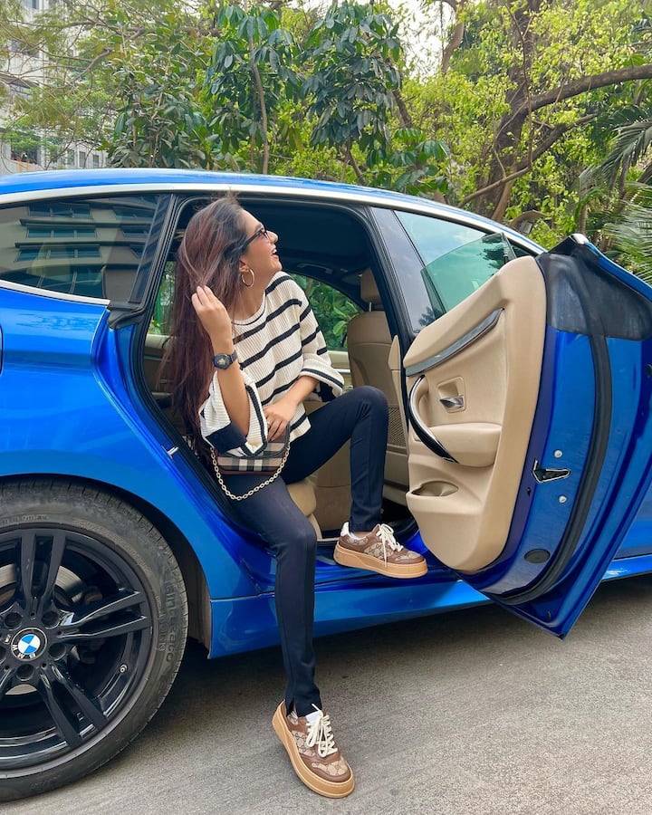 અભિનેત્રીએ ખુલ્લા વાળ અને સામાન્ય મેકઅપ કરીને પોતાને લુકને પૂર્ણ કર્યો છે. (તમામ તસવીરો અનુષ્કા સેન ઈન્સ્ટાગ્રામ)