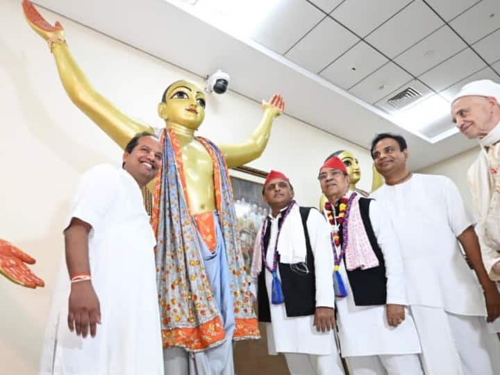 समाजवादी पार्टी मुखिया अखिलेश यादव पश्चिम बंगाल के मायापुर में चैतन्य महाप्रभु की शरण में गए. यहां पर सपा अध्यक्ष ने इस्कॉन मंदिर में दर्शन किए.