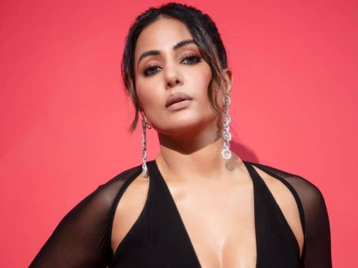 Hina Khan Latest Pics: छोटे पर्दे की मशहूर एक्ट्रेस हिना खान की लेटेस्ट तस्वीरें फिलहाल सामने आई हैं. जिनमें अपने कातिलाना लुक से हिना खान हर किसी का ध्यान खींच रही हैं.