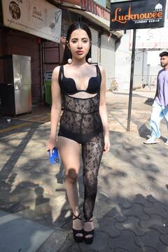 Uorfi Javed Photos: उर्फी जावेद ने बिकिनी के ऊपर पहनी ऐसी ड्रेस, न्यू लुक से अपनी ओर खींचा लोगों का ध्यान