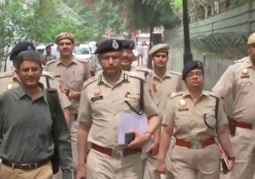 दिल्ली पुलिस ‘‘महिलाओं के यौन उत्पीड़न’’ के संबंध में कांग्रेस नेता राहुल गांधी के ‘भारत जोड़ो यात्रा’ के दौरान की गई टिप्पणी को लेकर उन्हें जारी नोटिस के सिलसिले में रविवार को उनके आवास पहुंची.