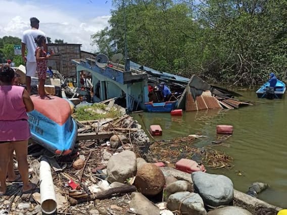 Ecuador Earthquake: दक्षिणी इक्वाडोर में भूकंप के डर से सड़क पर भागे लोग, चारों ओर शोर-शराबा, देखें बर्बादी की खौफनाक तस्वीरें