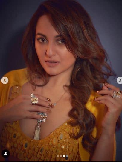 Sonakshi Sinha: Sonakshi showed glamorous avatar in Indo-Western dress, fans lost their hearts on hotness.