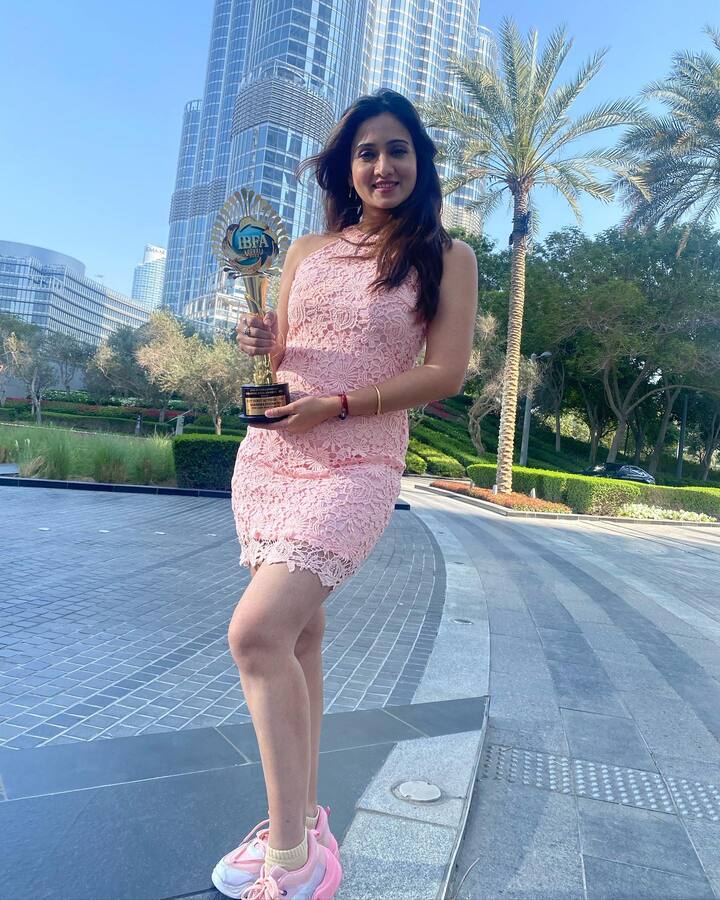 लेकिन कहना पड़ेगा बेंगलुरु की रहने वाली हर्षिका पूनच्चा को शोहरत केवल भोजपुरी सिनेमा में आकर ही मिली है. हाल ही में उन्हें बेस्ट डेब्यू एक्ट्रेस के अवॉर्ड से सम्मानित किया गया है.