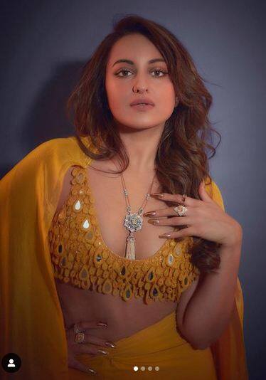 Sonakshi Sinha: Sonakshi showed glamorous avatar in Indo-Western dress, fans lost their hearts on hotness.