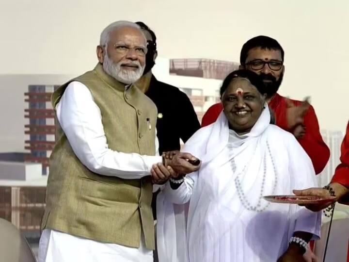 माता अमृतानंदमयी देश की सबसे अमीर साधुओं की लिस्ट में आती हैं. वह केरल से संबंधित हैं और कुल 1,500 करोड़ रुपये की मालकिन हैं.