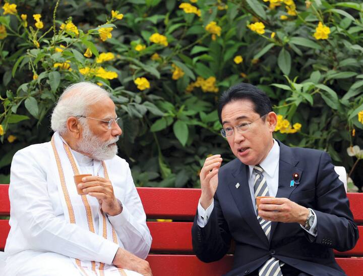 ফুচকা, লস্য়ি, আম পান্নার স্বাদ নেন তিনি। ভাইরাল হয়েছে সেই ছবি। জাপানের প্রধানমন্ত্রীকে ভারতের বিখ্যাত স্ট্রিট ফুড চাখতে দেখে অবাক নেটিজেন। পরে আম পান্নার স্বাদ নিতে দেখা যায় তাঁকে। খাওয়ার সময় দুই দেশের প্রধানকে কথাও বলতে দেখা গিয়েছে।