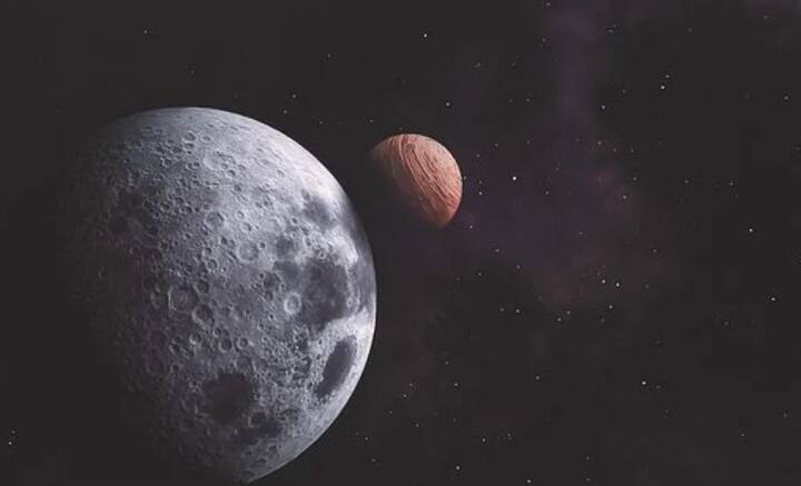 এর বাইরেও, 2010 TK7-এর মতো গ্রহাণুকে পৃথিবীর উপগ্রহ বলে উল্লেখ করা হয়। কারণ সূর্য ও পৃথিবী অথবা পৃথিবী ও চাঁদের মাধ্যাকর্ষণ শক্তির মধ্যে সেগুলির অবস্থান ধরা পড়ে। দুই বৃহত্তর কায়ার মাঝে অভিকেন্দ্রিক শক্তির সৃষ্টি হয়, যাকে বলা হয় ল্যাগ্রেজ পয়েন্ট, যা কিনা ক্ষুদ্রবস্তুকে মহাকাশে স্থিতিশীল অবস্থায় রাখে।