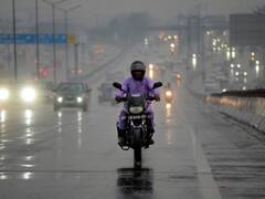 दिल्ली-एनसीआर में तेज हवा के साथ शुरू हुई बारिश, तापमान में भी गिरावट