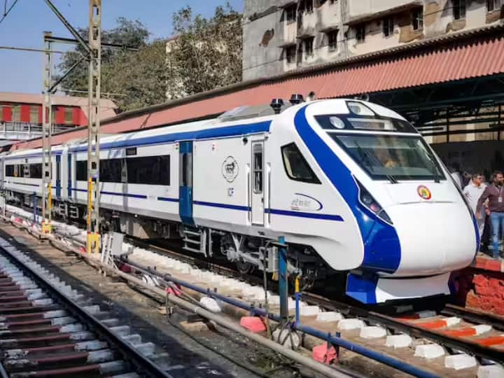 Delhi-Jaipur Vande Bharat Express: दिल्ली और राजस्थान के निवासियों के लिए बड़ी खबर है. सरकार ने दोनों राज्यों के बीच एक नई सेमी-हाई-स्पीड वंदे भारत एक्सप्रेस ट्रेन चलाने की घोषणा की है.