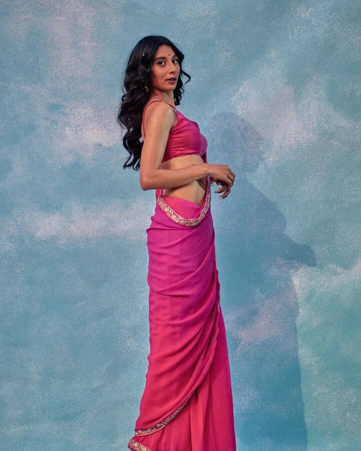 Dolly styled her hair into soft curls with mid partition and she looks absolutely drool-worthy. All Image: @dollysingh/Instagram.