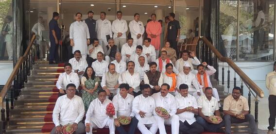 Budget Session :  शेती प्रश्नावरुन विरोधक आक्रमक,  विधानभवनाच्या पायऱ्यांवर घोषणाबाजी