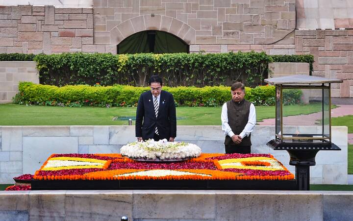 ভারত সফরের আগেই একটি ট্যুইট করেছেন জাপানের প্রধানমন্ত্রী ফুমিও কিশিদা। সেখানে তিনি লিখেছেন, 'আমি ভারতে যাব এবং প্রধানমন্ত্রী নরেন্দ্র মোদির সঙ্গে দেখা করব। এই বছর জাপান G7-এর সভাপতিত্ব করবে, ভারত G20-এর সভাপতিত্ব করবে। আন্তর্জাতিক স্তরে যে বিভিন্ন চ্যালেঞ্জ রয়েছে, তা মোকাবিলার জন্য দুই দেশ কী করতে পারে তা নিয়ে আলোচনা হবে।'