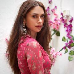 Aditi Rao Hydari : 'அடி வெத்தல போட்ட ஒதட்ட எனக்கு பத்திரம் பண்ணிக்கொடு..'அதிதியின் அதிரடி க்ளிக்ஸ்!