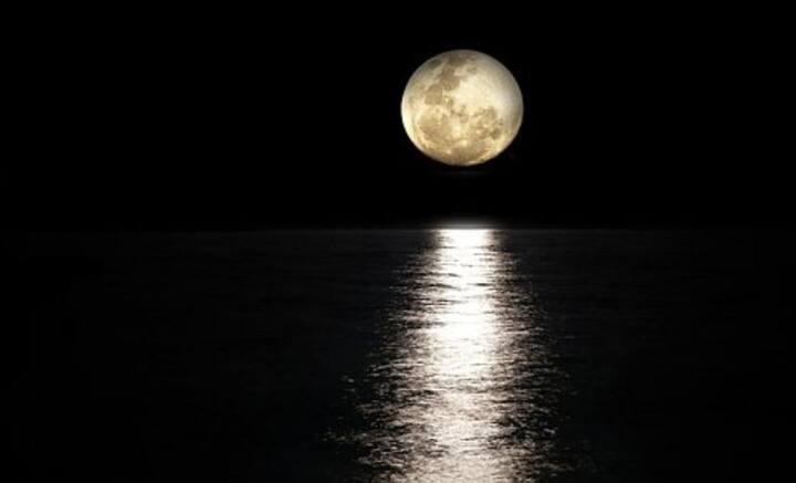 চাঁদের থেকে অনুপ্রাণিত হয়েই একের পর এক কৃত্রিম উপগ্রহ তৈরি হয়েছে পৃথিবীর বুকে। মহাশূন্যে চক্কর কেটে গবেষণার কাজে লিপ্ত সেগুলি। একেবারে ছোট্টবেলার বিজ্ঞানের বই থেকে আজ পর্যন্ত পৃথিবীর একটিই উপগ্রহ বলে জেনে এসেছি আমরা, অনবরত যা পৃথিবীকে প্রদক্ষিণ করে চলেছে।