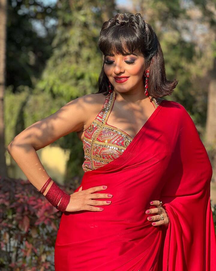 એક્ટ્રેસ મોનાલિસા સાડીમાં જોવા મળી હતી. રેડ કલરની સાડીમાં મોનાલિસાનો કાતિલ અંદાજ વાયરલ થયો છે.