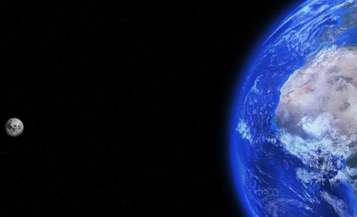 কিন্তু পৃথিবীকে কি শুধুমাত্র একা চাঁদই প্রদক্ষিণ করে চলেছে? নাকি হিসেব নিকেশের বাইরে কিছু থেকে গিয়েছে? বিজ্ঞান এবং প্রযুক্তির ক্ষেত্র যত উন্নত হয়েছে, ততই বেশি করে উঠে এসেছে এই প্রশ্ন।