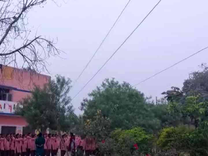 Baghpat News Kasturba Gandhi School 96 girl students are in danger of high tension wire ANN Baghpat News: कस्तूरबा गांधी स्कूल की 96 छात्राओं पर मंडरा रहा हाईटेंशन तार का खतरा, अधिकारियों को नहीं कोई सुध