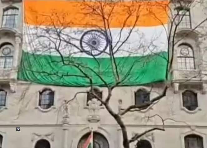Indian Embassy at London High commission puts up huge Tiranga after Khalistan supporters attack the Tricolour video viral Indian Flag in Uk : भारताची खलिस्तानींना चपराक, लंडनमधील भारतीय दूतावासात फडकवला तिरंगा; व्हिडीओ व्हायरल