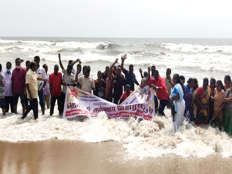 Puducherry papsco employees go into the sea and protest TNN Puducherry: நிலுவையில் 65 மாத சம்பளம்  - பாப்ஸ்கோ ஊழியர்கள் கடலில் இறங்கி ஆர்ப்பாட்டம்