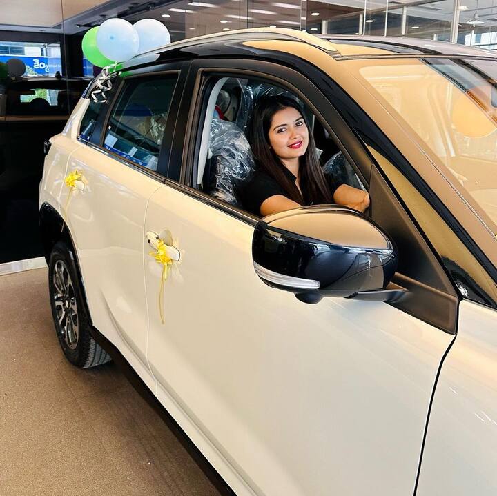 జానకి కలగనలేదు సీరియల్ హీరోయిన్ అంకిత జైన్ కొత్త కారు కొంది. ఈమె తన సహనటుడు శివ కుమార్ తో కలిసి నివసిస్తోంది.