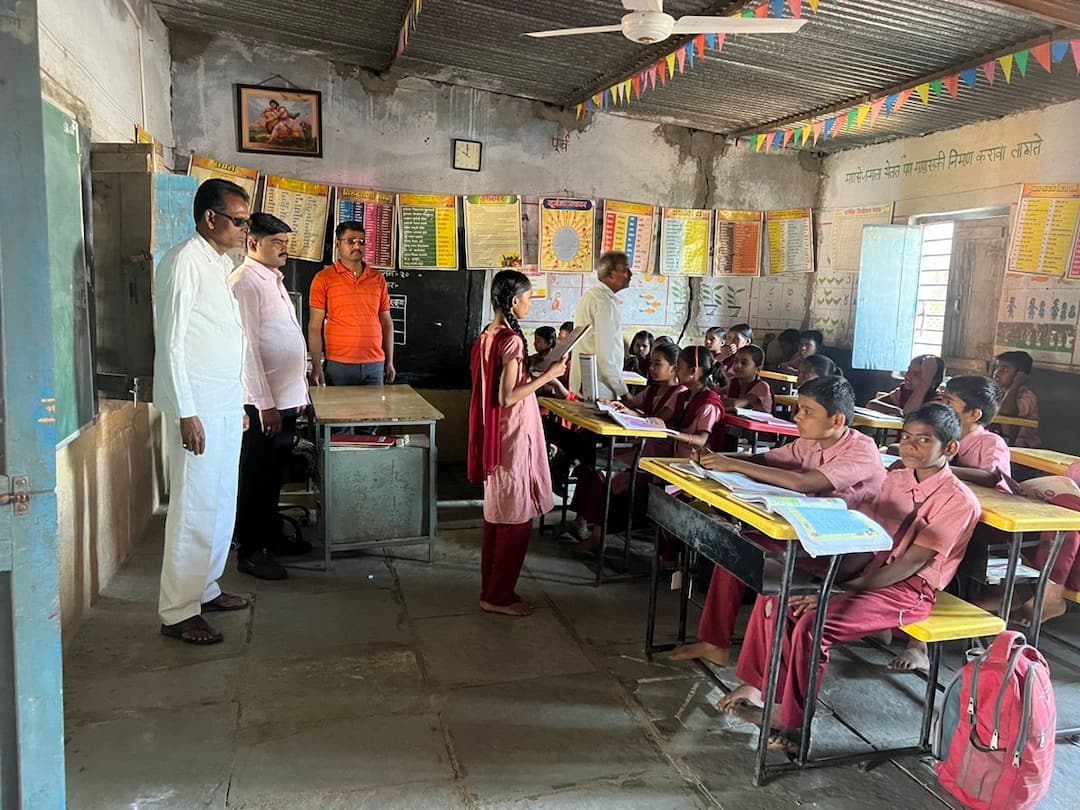 maharashtra News Chhatrapati Sambhaji Nagar The school was built by the villagers as the teachers went on strike Chhatrapati Sambhaji Nagar: शिक्षक संपावर गेल्याने गावकऱ्यांनीच भरवली शाळा; गावातील उच्चशिक्षित तरुण बनले गुरुजी