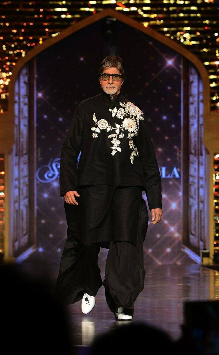 अमिताभ बच्चन यांनी सोशल मीडियावर एका फॅशन शोदरम्यानचा रॅम्पवर चालतानाचा थ्रोबॅक फोटो शेअर केला आहे. या फोटोत त्यांनी काळ्या रंगाचा डिझायनर कुर्ता परिधान केलेला दिसत आहे
