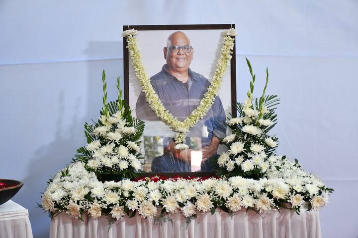 অভিনেতা বলেন, 'সন্তোষ, আমি মরতে চাই না। আমাকে বাঁচাও। আমাকে বংশীকার জন্য বাঁচতে হবে। মনে হচ্ছে, আর বাঁচব না। শশী ও বংশীকার খেয়াল রেখো।' জানান তাঁর ম্যানেজার।