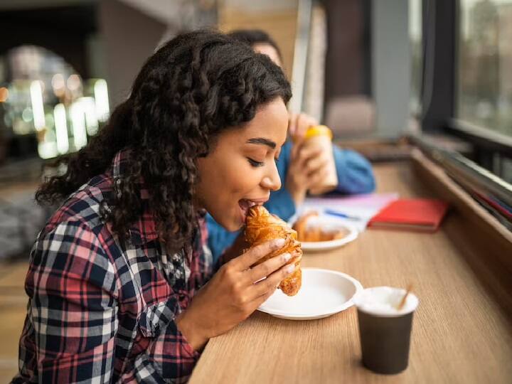 Indians prefer to eat when they are happy reveals consumer study 72 फीसदी भारतीय खुश होने पर स्नैक्स खाना पसंद करते हैं, कंज्यूमर स्टडी में हुआ खुलासा