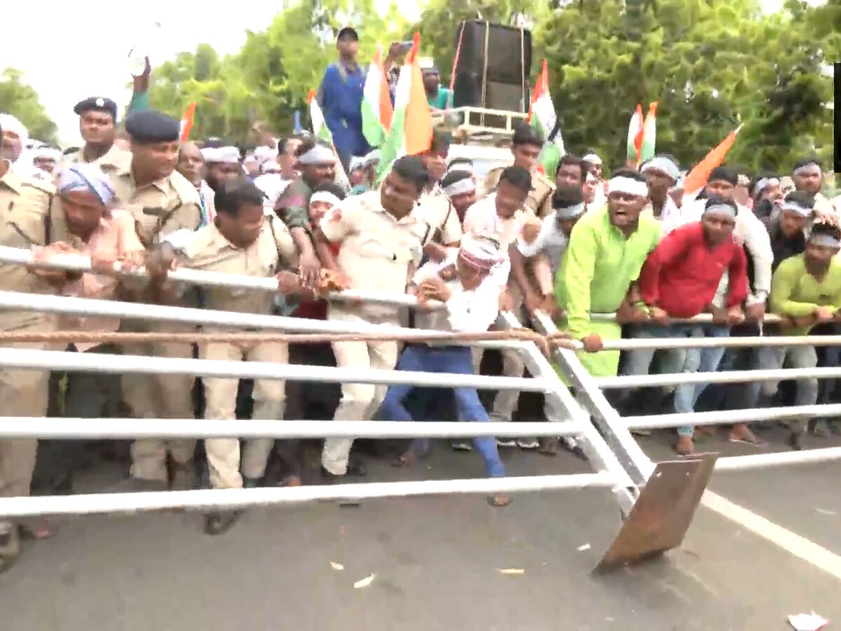 Tamil Nadu Farmers Stage Protest With Human Bones To Demand Compensation  Amid Cauvery Water Dispute. WATCH