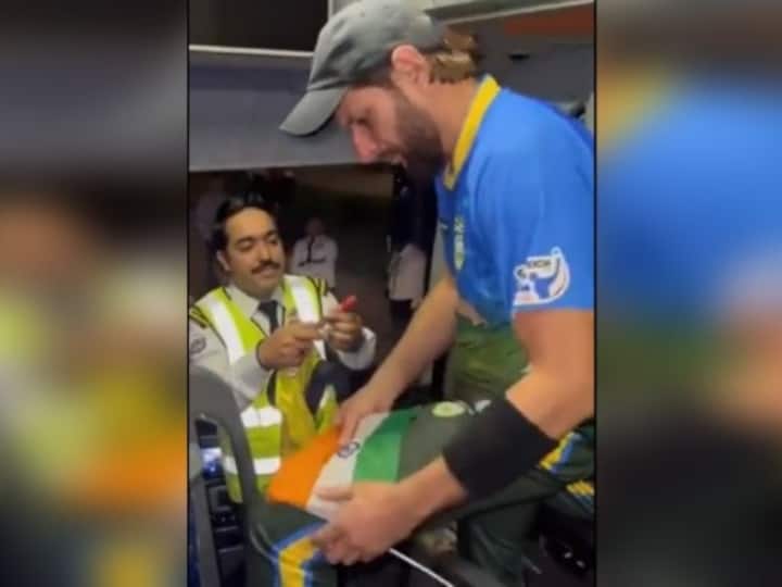 Watch Shahid Afridi signs autograph to a fan on the Indian flag after win over India Maharajas in LLC video goes viral Video: शाहिद अफरीदी के इस अंदाज ने भारतीय फैंस का जीता दिल, सोशल मीडिया पर वायरल हुआ वीडियो