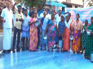 மதுரையில் பால் உற்பத்தியாளர்கள், பாலை சாலையில் கொட்டி திடீர் சாலை மறியல்.. வீடியோ