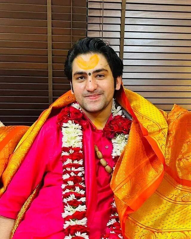 धीरेंद्र कृष्ण शास्त्री की पढ़ाई को लेकर अपने-अपने तर्क हैं. मीडिया रिपोर्ट्स की मानें तो, धीरेंद्र कृष्ण ने हाईस्कूल और हायर सेकेंडरी की पढ़ाई गंज गांव से की है.