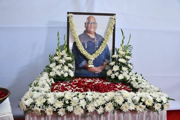 সম্প্রতি প্রয়াত হয়েছেন প্রবীণ অভিনেতা সতীশ কৌশিক। সোমবার তাঁর প্রতি শ্রদ্ধা জানিয়ে একটি স্মরণসভার আয়োজন করা হয় মুম্বইয়ে।