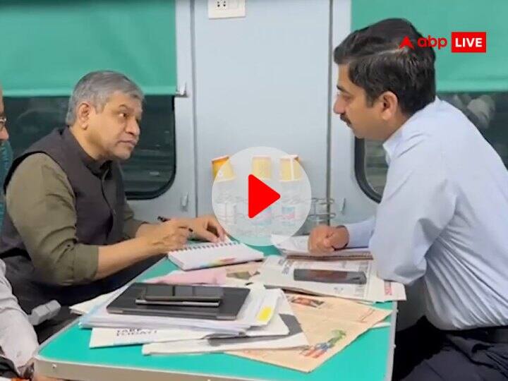 Railway Minister Ashwini Vaishnaw Viral Video Travels in Ajmer Shatabdi Train Asks Feedback from Passengers ANN Watch: रेल मंत्री अश्विनी वैष्णव ने अजमेर शताब्दी ट्रेन में किया सफर, फीडबैक लेने पहुंचे तो दंग रह गए यात्री