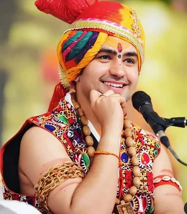 इसके बाद उन्होंने बीए की डिग्री ली. वहीं कुछ लोगों का कहना है कि धीरेंद्र कृष्ण शास्त्री सिर्फ आठवीं तक पढ़े हैं.