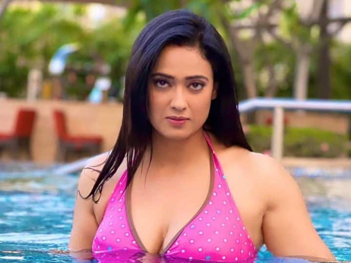 Shweta Tiwari Latest Pics: छोटे पर्दे की मशहूर एक्ट्रेस श्वेता तिवारी की लेटेस्ट तस्वीरें सोशल मीडिया पर सामने आई हैं. इन फोटो में स्वीमिंग पूल में मस्ती करती दिख रही हैं.