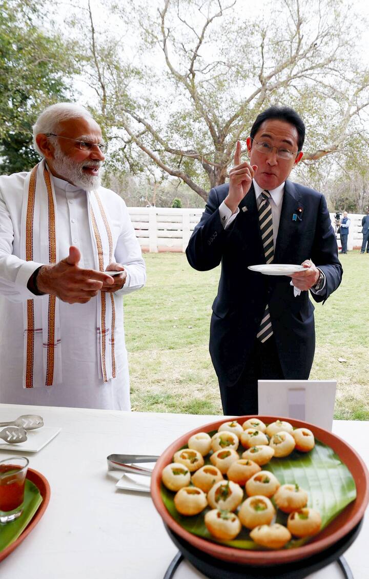 পরে ভারতের প্রধানমন্ত্রী নরেন্দ্র মোদির সঙ্গে দেখা করেন জাপানের প্রধানমন্ত্রী ফুমিও কিশিদা। একাধিক বিষয়ে আলোচনা হয়। বুদ্ধ জয়ন্তী পার্ক একসঙ্গে ঘুরে দেখেন নরেন্দ্র মোদি এবং ফুমিও কিশিদা। সেখানে ভারতীয় খাবার চেখে দেখতে দেখা যায় জাপানের প্রধানমন্ত্রীকে।